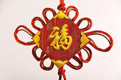 《寂静岭f》新截图：女主衣服破碎不堪 面对恐怖怪物